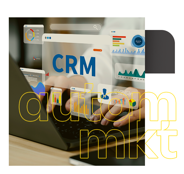 Uma pessoa está digitando em um laptop com a palavra crm na tela.  automação de marketing