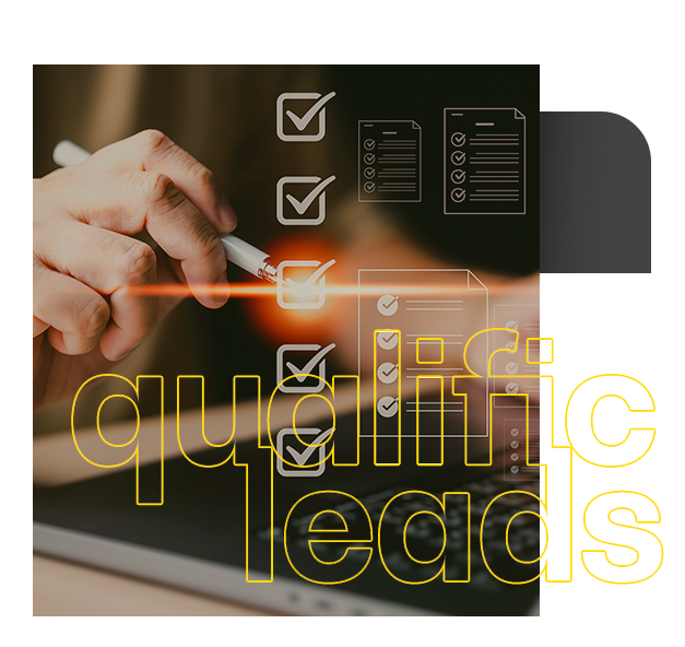 Uma pessoa está escrevendo em um pedaço de papel com uma caneta. Qualificação de leads