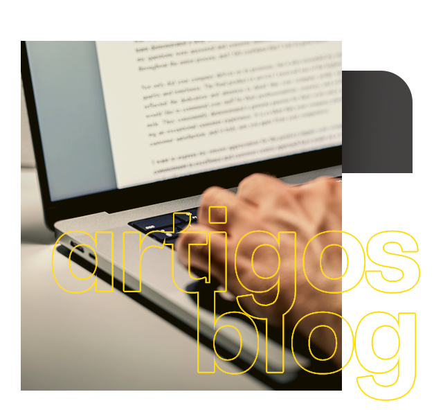 Uma pessoa está digitando em um laptop com artigos blog escrito em amarelo. redação de artigos de blog