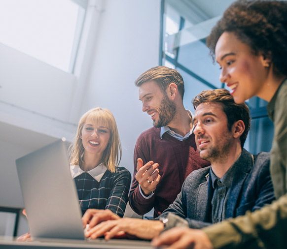 Um grupo de pessoas está olhando para um laptop.