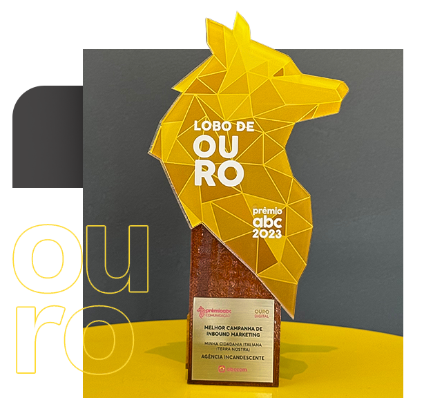 A yellow trophy that says melhor campanha de performance