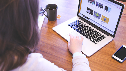 O pixel é um pequeno trecho de código instalado no seu site para monitorar as ações realizadas pelos visitantes