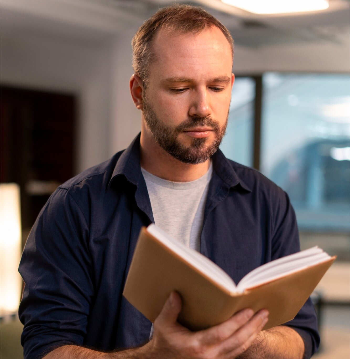 Empreendedor lendo um livro de marketing