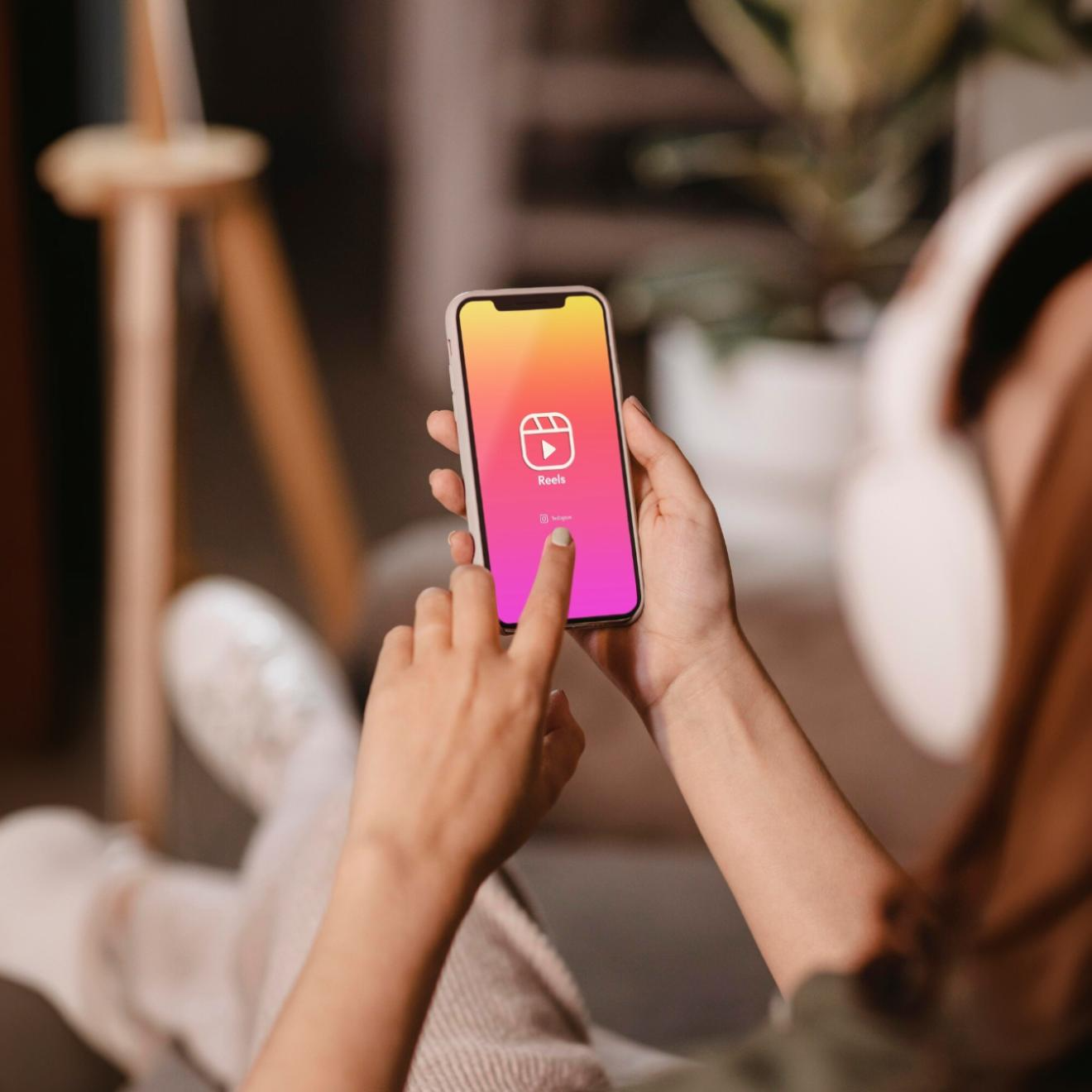 mulher mexendo no Instagram pelo celular