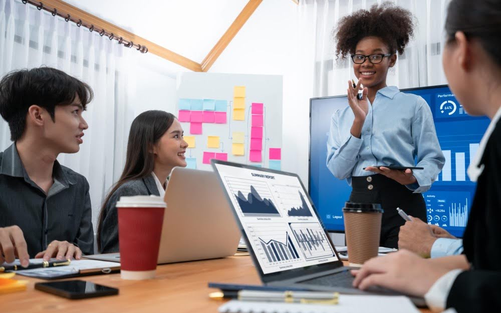 pessoa debatendo sobre gráficos