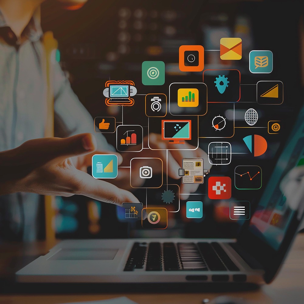 notebook aberto sobre a mesa e diversos ícones de  marketing saltando da tela.