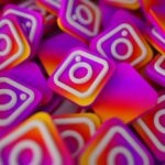 uma pilha de logos do instagram em 3D