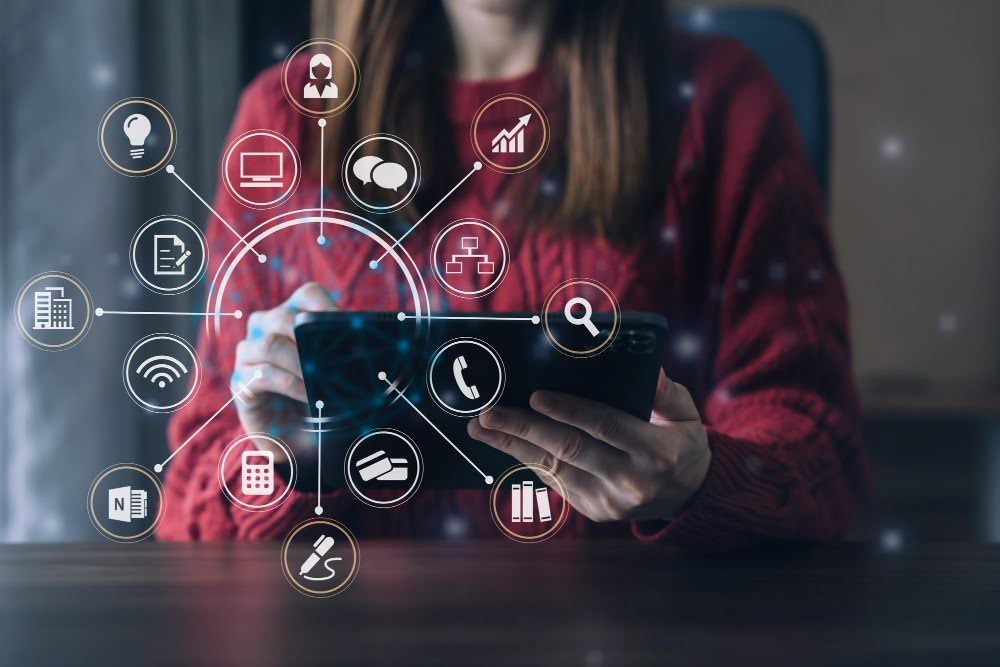 mulher branca mexendo no tablet e ícones de marketing em primeiro plano