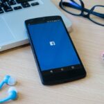 celular com tela do facebook