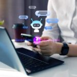 mulher mexendo no celular e no notebook e elementos de bot em primeiro plano