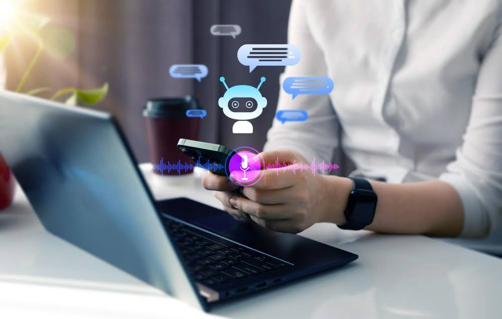 mulher mexendo no celular e no notebook e elementos de bot em primeiro plano