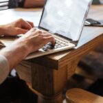 Pessoa utilizando computador para escrever e-mail marketing