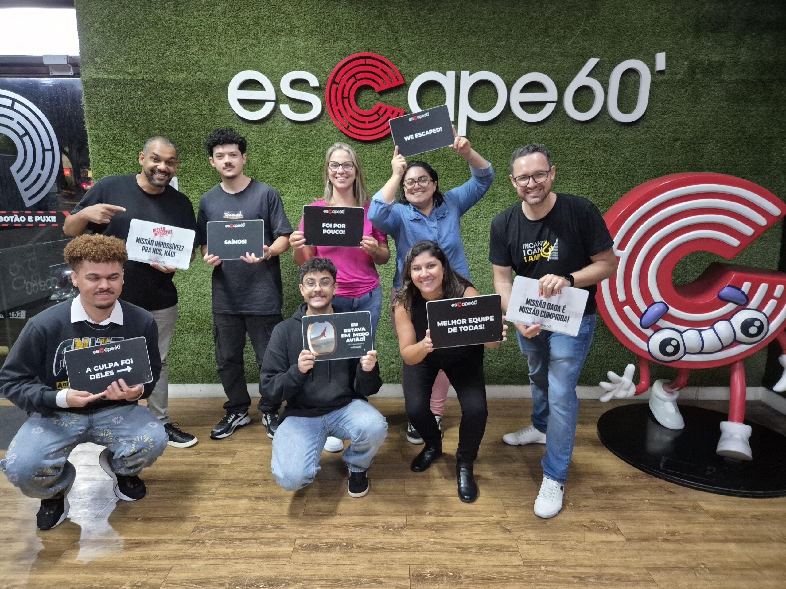 Equipe da Incandescente segurando o certificado de participação no Escape 60.