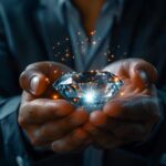 mãos de pessoa branca segurando um grande diamante