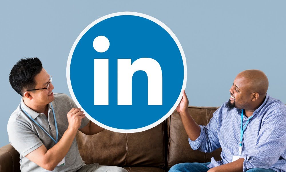 Dois líderes discutindo o posicionamento no LinkedIn