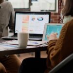 Reunião de marketing com uso de ferramentas de gestão de leads