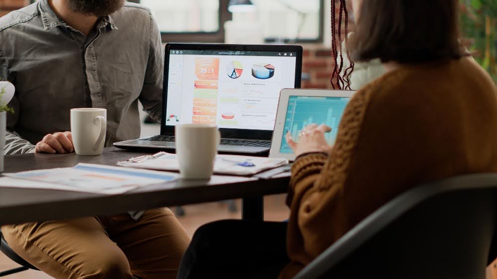 Reunião de marketing com uso de ferramentas de gestão de leads
