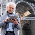 Senhor realizando buscar com inteligência artificial