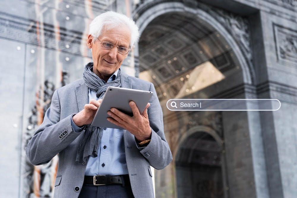 Senhor realizando buscar com inteligência artificial