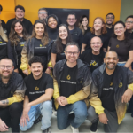 Colaboradores e sócios da Incandescente reunidos da antiga sede da Avenida Antártico, SBC.