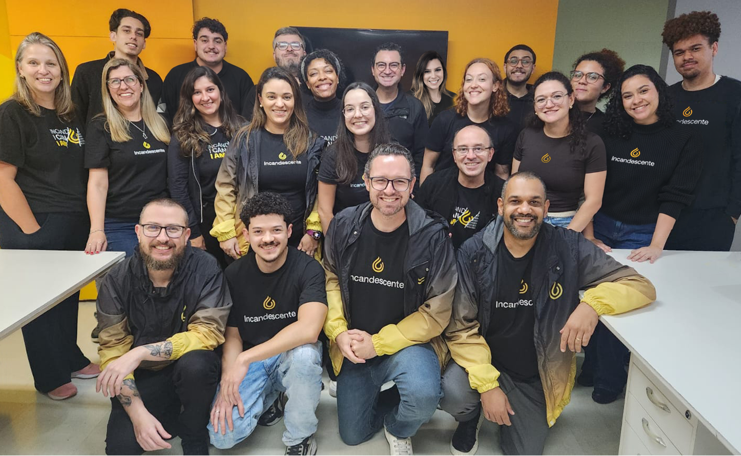 Colaboradores e sócios da Incandescente reunidos da antiga sede da Avenida Antártico, SBC.