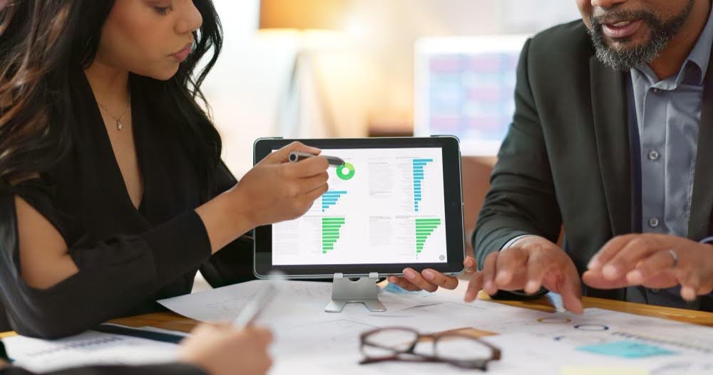 Reunião de marketing sobre posicionamento b2b